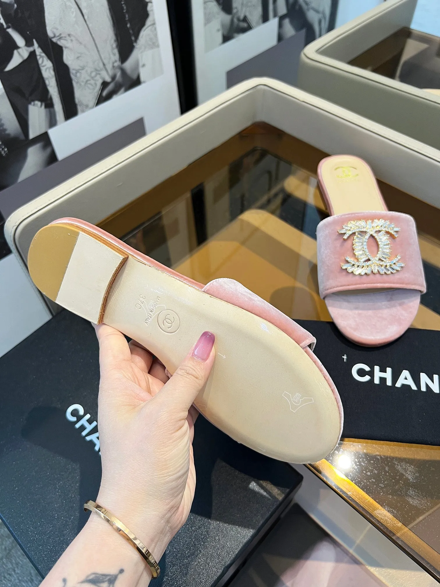 👟👟Ex-factory price 340👟👟 Genuine leather bottom +40 🎉🎉🎉Chanel Xiaoxiang C family sandals series official website synchronization, classic and elegant, casual wear 🌹🌹🌹🌹Original logo~Select imported cowhide and C family custom fabrics, multiple colors for the goddess to choose! ❤️❤️❤️❤️ Code number: 36~40 (customized 35 41 42 43 44 cannot be returned or exchanged)
